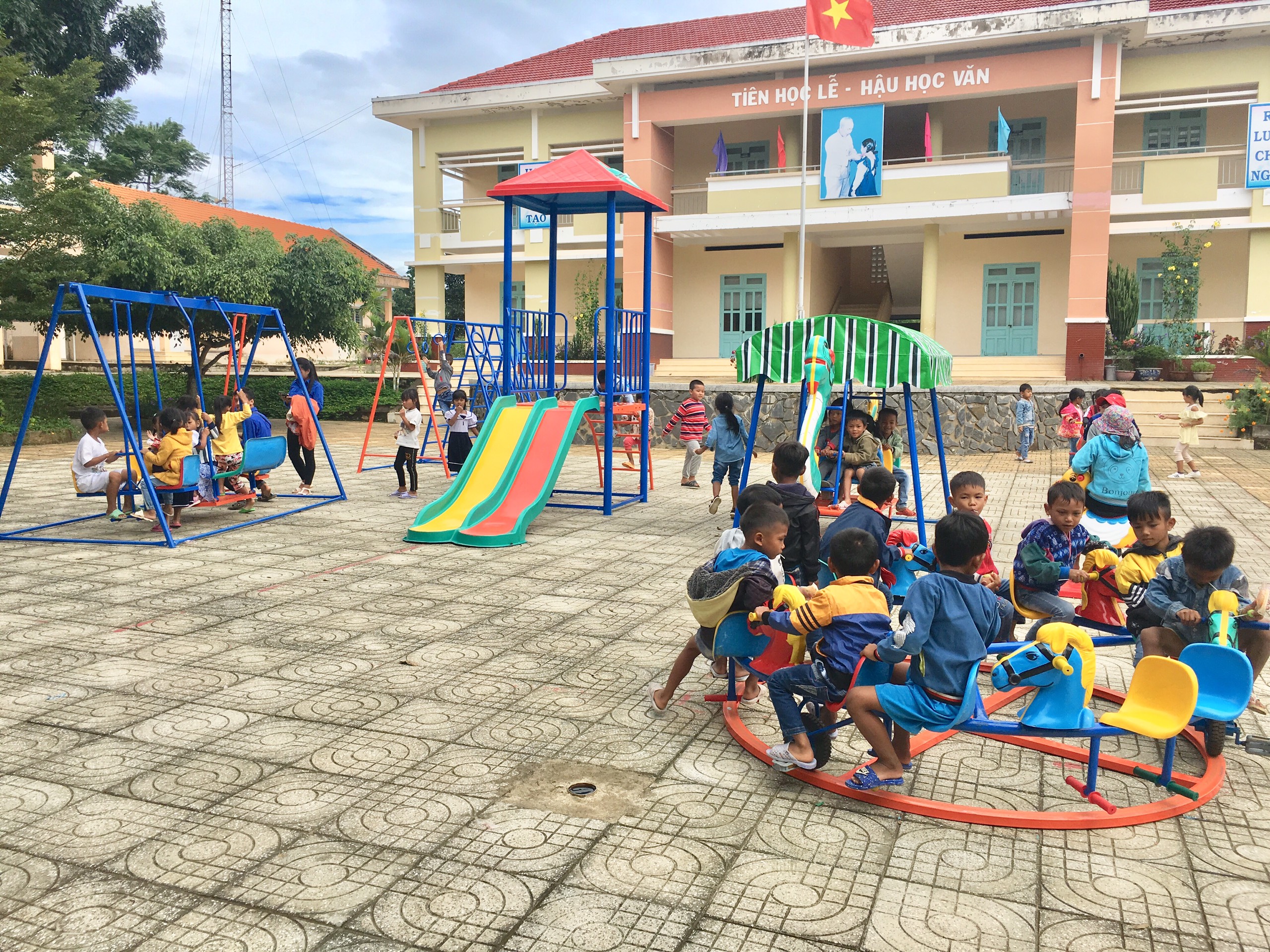 Công trình thanh niên "Khu vui chơi liên hoàn" tại trường TH&THCS Ba Cụm Nam - Huyện Khánh Sơn