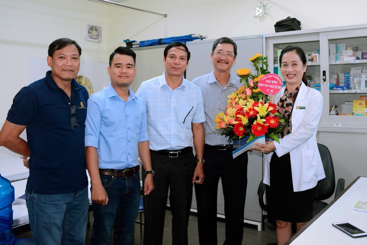 Tổng công ty Khánh Việt thăm hỏi, tặng quà y bác sĩ nhân ngày Thầy thuốc Việt Nam 27-2