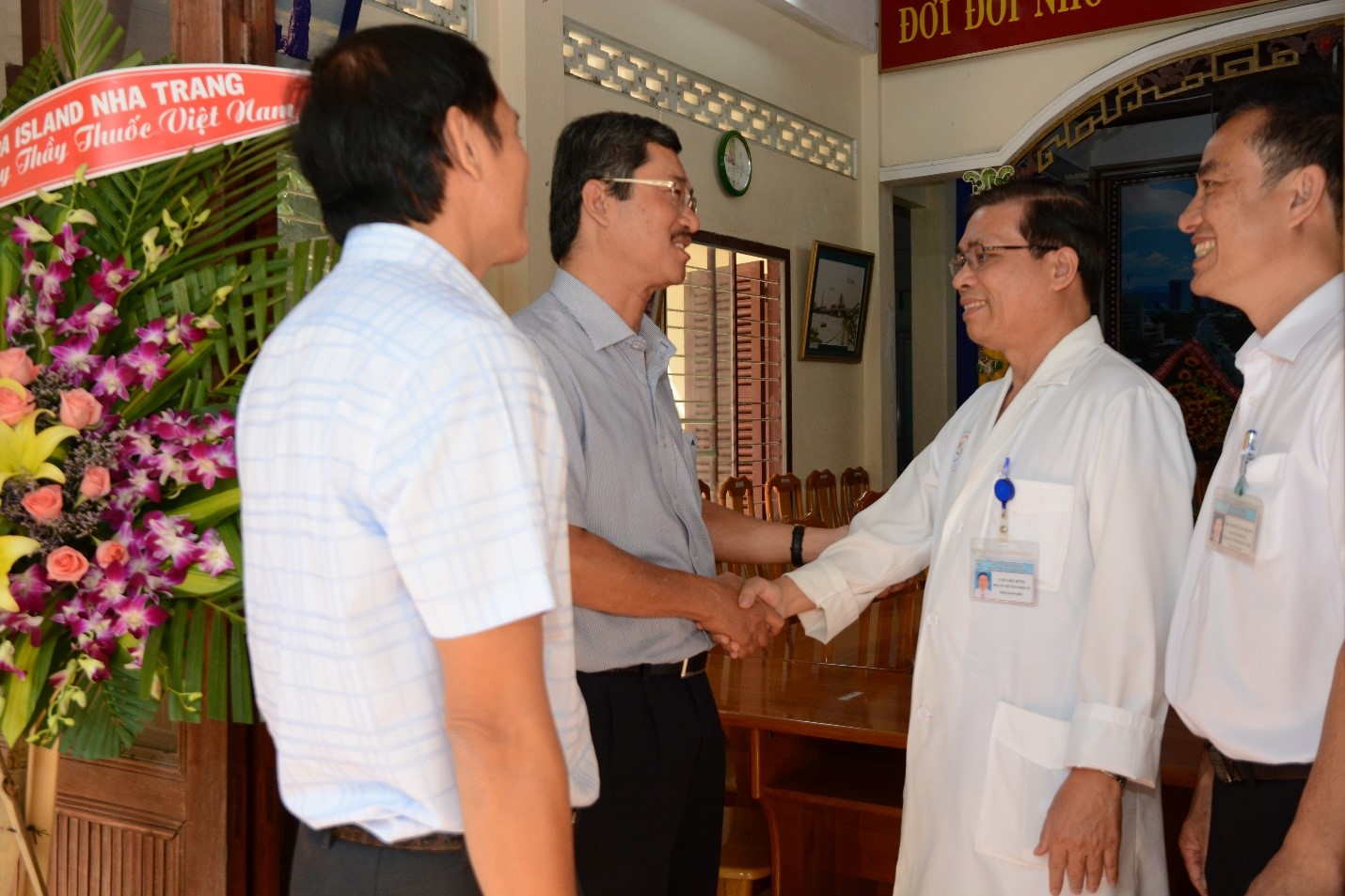 Tổng công ty Khánh Việt thăm hỏi, tặng quà y bác sĩ nhân ngày Thầy thuốc Việt Nam 27-2