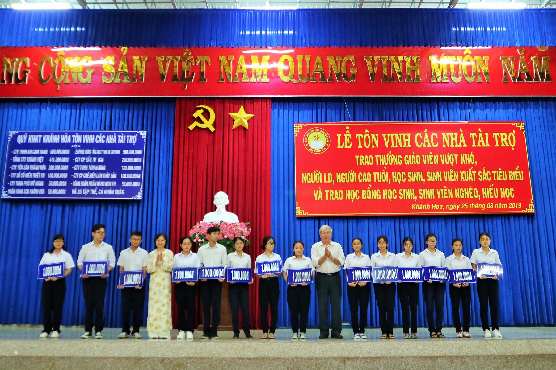 Tổng công ty Khánh Việt được được UBND tỉnh Khánh Hòa tặng bằng khen tại Lễ trao học bổng cho học sinh, sinh viên tỉnh Khánh Hòa