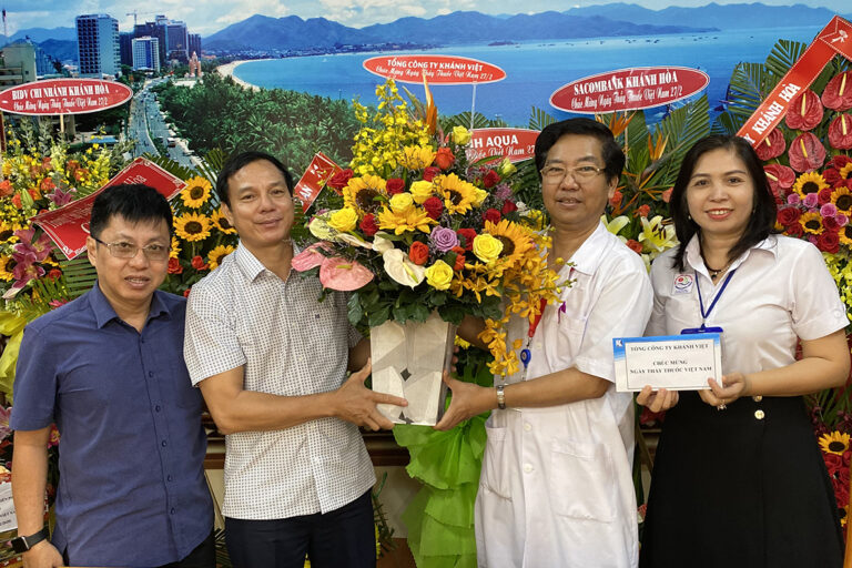 Tổng công ty Khánh Việt thăm và tặng quà nhân ngày Thầy thuốc Việt Nam 27-2