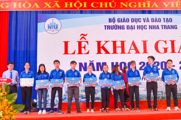 Tổng công ty Khánh Việt tặng 22 suất học bổng “Chắp cánh ước mơ” cho sinh viên có hoàn cảnh khó khăn học giỏi