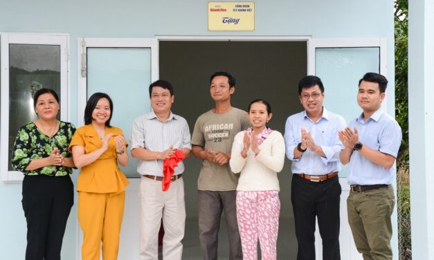 Tổng công ty Khánh Việt trao nhà tình nghĩa cho gia đình bà  Hồ Thị Nhân
