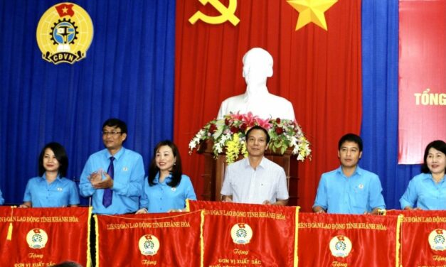 Công đoàn TCT Khánh Việt nhận cờ đơn vị xuất sắc khối Công đoàn Ngành 1 năm 2020