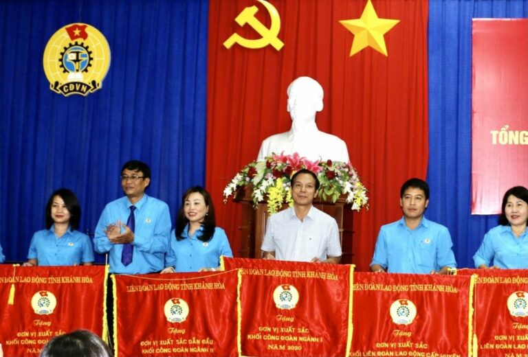 Công đoàn TCT Khánh Việt nhận cờ đơn vị xuất sắc khối Công đoàn Ngành 1 năm 2020