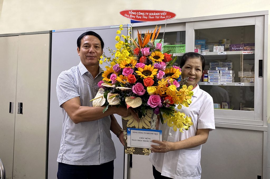 Tổng công ty Khánh Việt thăm và tặng quà nhân ngày Thầy thuốc Việt Nam 27-2