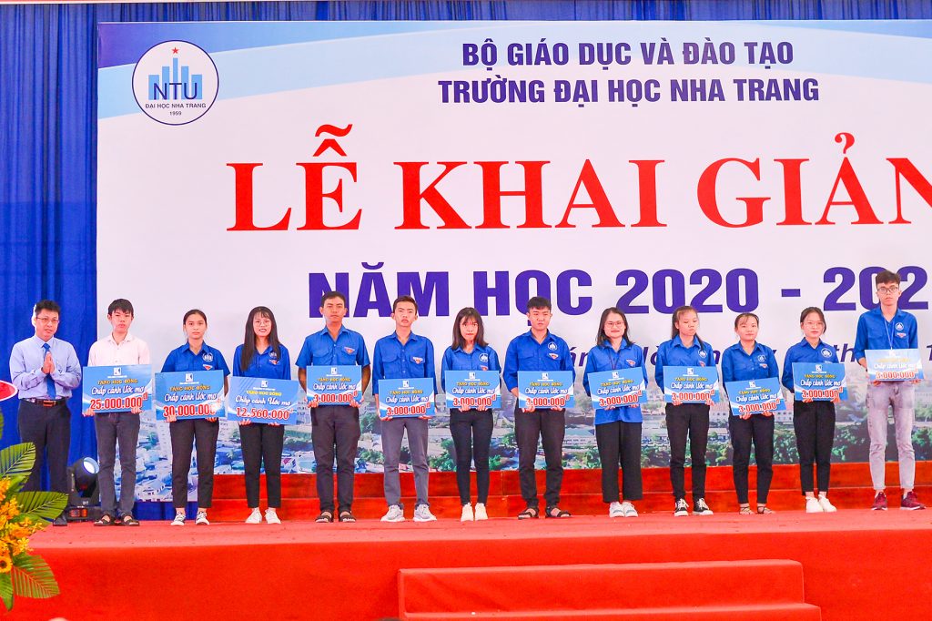 Tổng công ty Khánh Việt tặng 22 suất học bổng “Chắp cánh ước mơ” cho sinh viên có hoàn cảnh khó khăn học giỏi