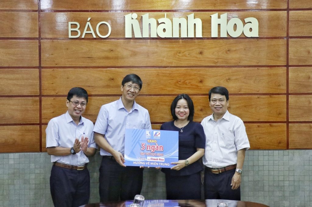 Tổng Công ty Khánh Việt (Khatoco) hỗ trợ 400 triệu đồng và 35 ngàn cuốn vở cho người dân miền Trung