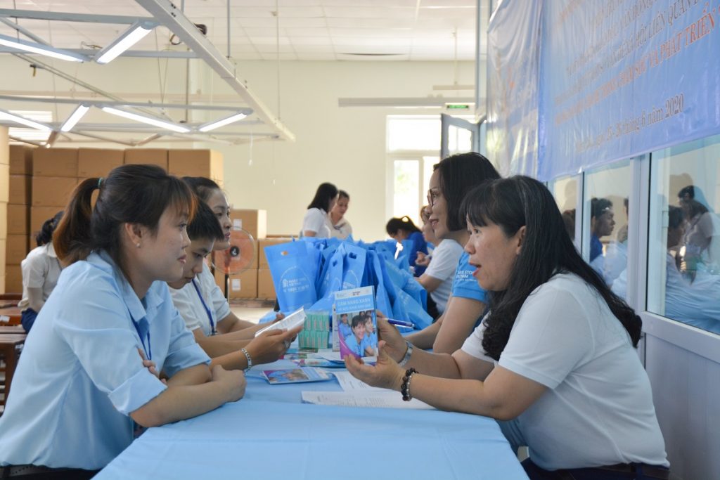 Liên đoàn Lao động tỉnh tổ chức khám sức khỏe sinh sản cho nữ công nhân Xí nghiệp may Khatoco
