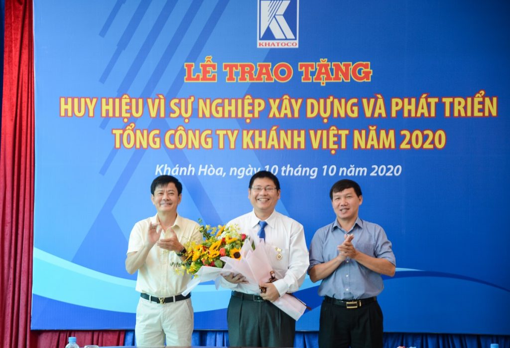 Lễ trao tặng Huy hiệu vì sự nghiệp xây dựng và phát triển Tổng công ty Khánh Việt năm 2020