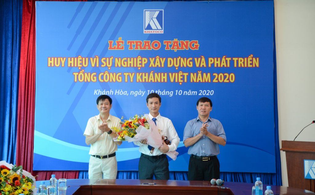 Lễ trao tặng Huy hiệu vì sự nghiệp xây dựng và phát triển Tổng công ty Khánh Việt năm 2020