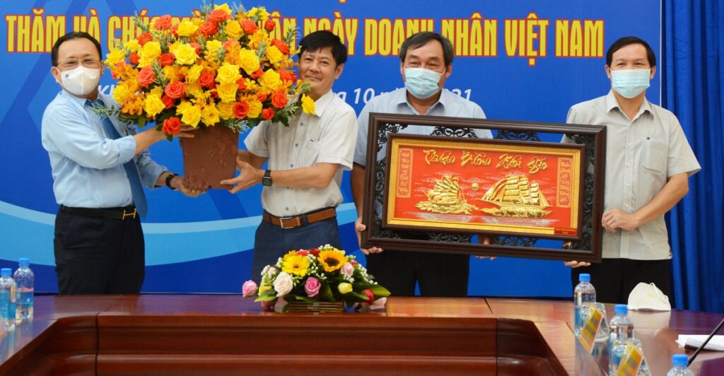 Lãnh đạo tỉnh Khánh Hòa thăm Tổng công ty Khánh Việt nhân ngày Doanh nhân Việt Nam