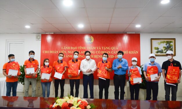 Lãnh đạo tỉnh Khánh Hòa tặng quà cho đoàn viên, người lao động bị ảnh hưởng bởi dịch bệnh Covid-19