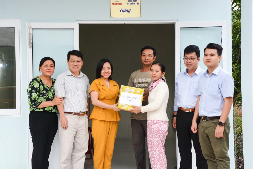 Tổng công ty Khánh Việt trao nhà tình nghĩa cho gia đình bà Hồ Thị Nhân