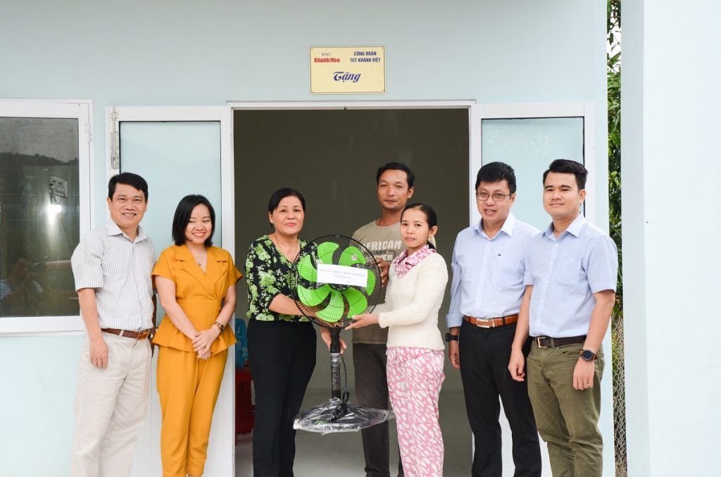Tổng công ty Khánh Việt trao nhà tình nghĩa cho gia đình bà Hồ Thị Nhân