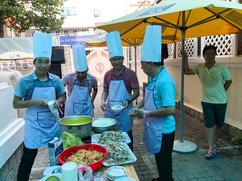 Hội thi "Cùng chàng vào bếp" chào mừng ngày Phụ nữ Việt Nam