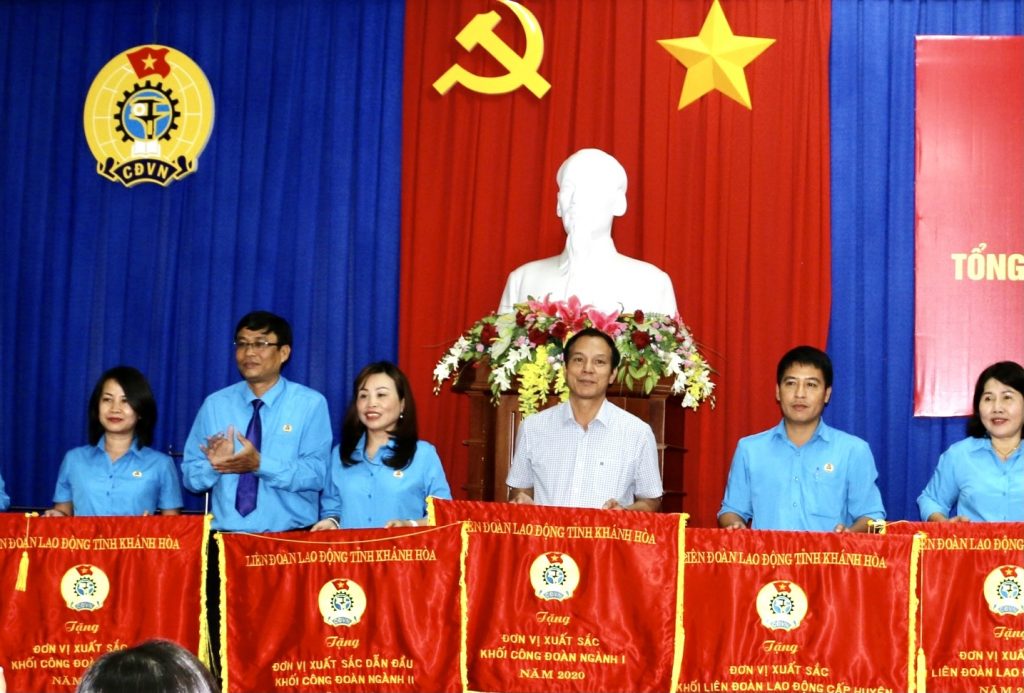 Ông Ngô Văn Bình – Phó Chủ tịch CĐ TCT Khánh Việt (người thứ 3 từ phải sang) nhận cờ đơn vị xuất sắc khối Công đoàn ngành 1 năm 2020