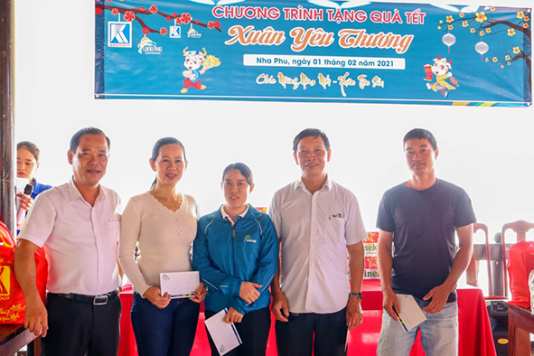 Công đoàn tặng 1.000 suất quà cho người dân, đoàn viên khó khăn nhân dịp tết Nguyên đán.