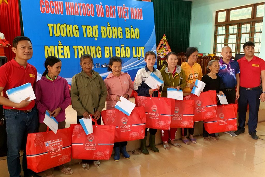 Tổng Công ty Khánh Việt (Khatoco) hỗ trợ 400 triệu đồng và 35 ngàn cuốn vở cho người dân miền Trung