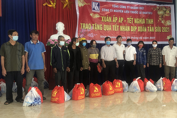 Công đoàn tặng 1.000 suất quà cho người dân, đoàn viên khó khăn nhân dịp tết Nguyên đán.