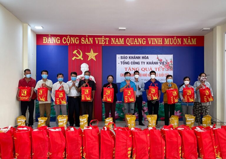 Tổng công ty Khánh Việt (Khatoco) tặng 1.150 suất quà Tết cho người dân có hoàn cảnh khó khăn