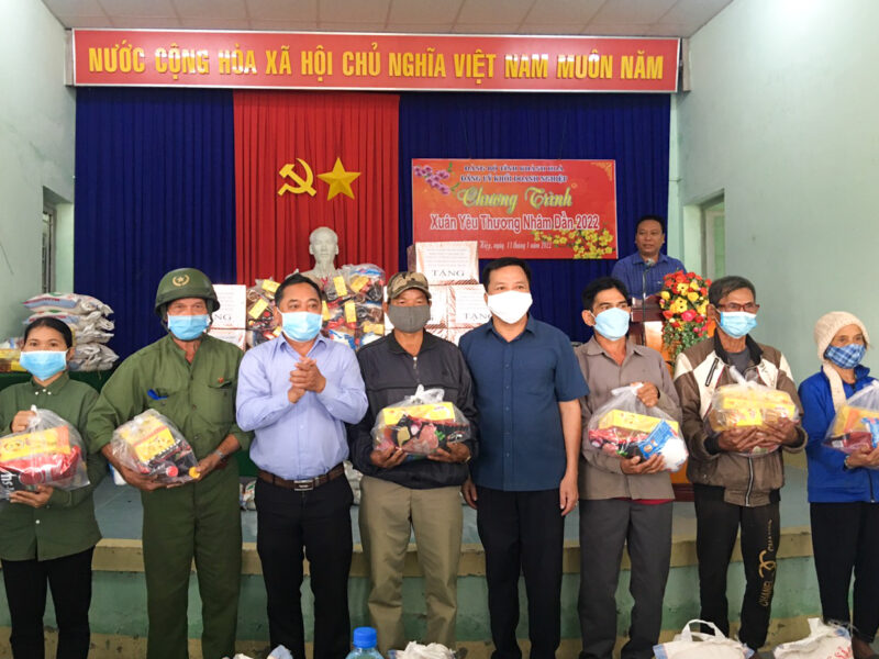 Tổng công ty Khánh Việt tặng quà cho các hộ nghèo xã Khánh Hiệp, huyện Khánh Vĩnh nhân dịp Tết Nguyên đán Nhâm Dần 2022