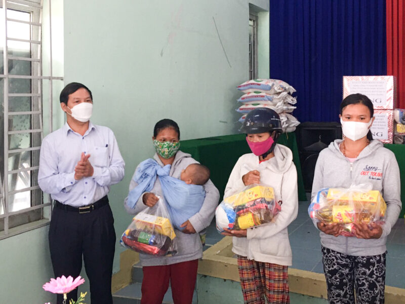 Tổng công ty Khánh Việt tặng quà cho các hộ nghèo xã Khánh Hiệp, huyện Khánh Vĩnh nhân dịp Tết Nguyên đán Nhâm Dần 2022