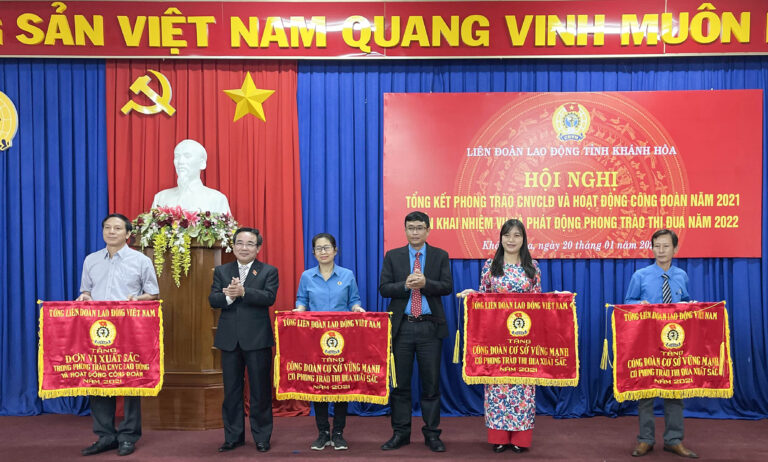 Công đoàn Tổng công ty Khánh Việt nhận Cờ thi đua xuất sắc toàn diện dẫn đầu khối thi đua Công đoàn ngành 1