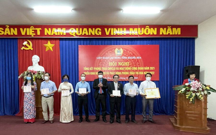 Công đoàn Tổng công ty Khánh Việt nhận Cờ thi đua xuất sắc toàn diện dẫn đầu khối thi đua Công đoàn ngành 1