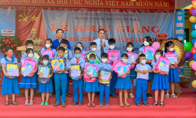 Chương trình “Giúp trẻ đến trường” 2022 trao 820 phần quà cho các em nhỏ nhân dịp khai giảng