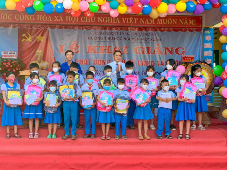 Chương trình "Giúp trẻ đến trường" 2022 trao 820 phần quà cho các em nhỏ nhân dịp khai giảng