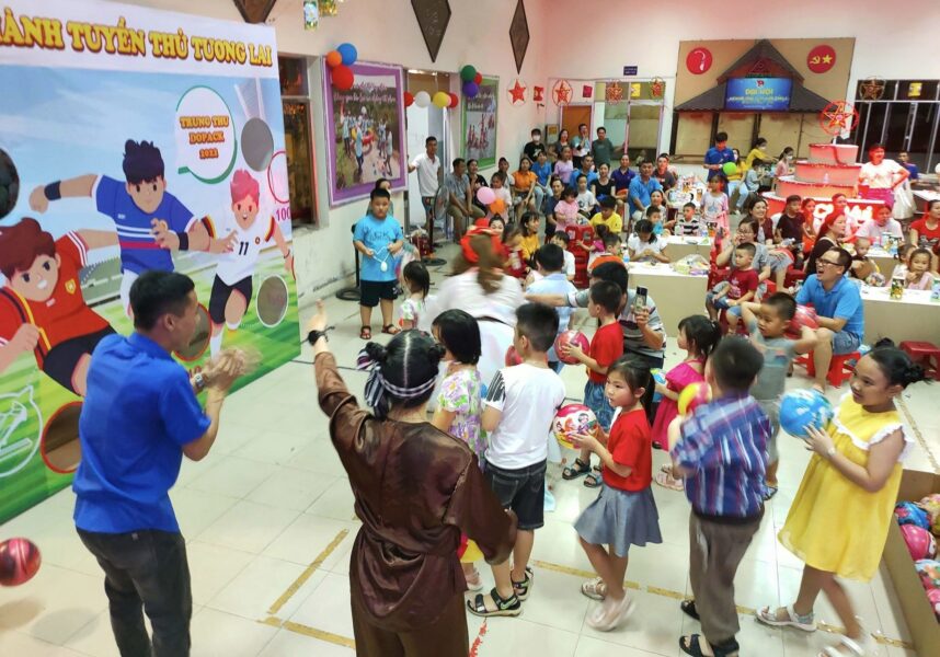 Tổng công ty Khánh Việt tặng 3.287 phần quà cho các cháu thiếu nhi nhân dịp tết Trung thu