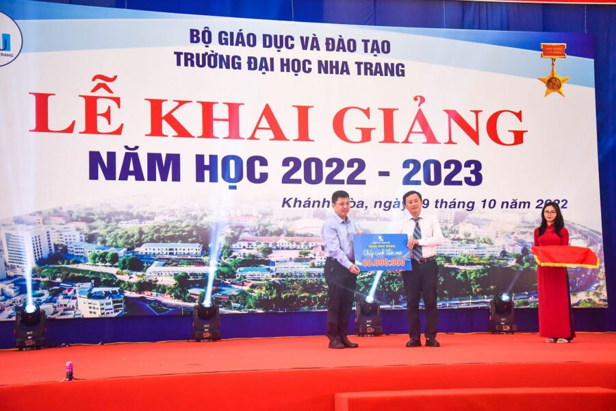 Tổng công ty Khánh Việt tặng 22 suất học bổng “Chắp cánh ước mơ” cho sinh viên có hoàn cảnh khó khăn học giỏi Trường Đại học Nha Trang