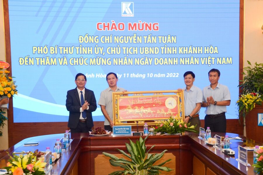 Ông Nguyễn Tấn Tuân - Phó Bí thư Tỉnh ủy, Chủ tịch UBND tỉnh Khánh Hòa thăm Tổng công ty Khánh Việt nhân ngày Doanh nhân Việt Nam