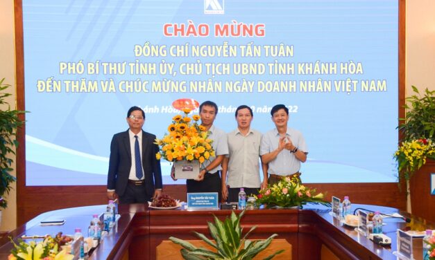Ông Nguyễn Tấn Tuân – Phó Bí thư Tỉnh ủy, Chủ tịch UBND tỉnh Khánh Hòa thăm Tổng công ty Khánh Việt nhân ngày Doanh nhân Việt Nam