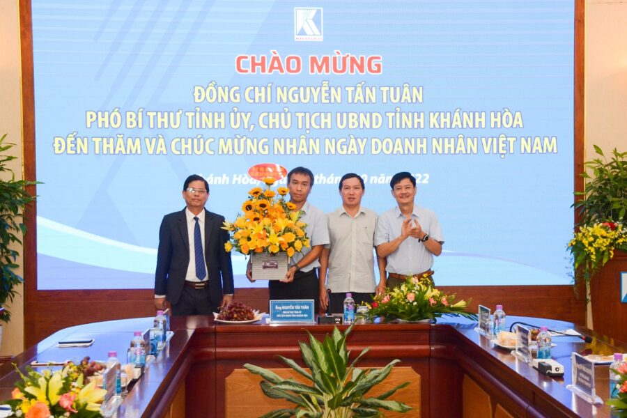 Ông Nguyễn Tấn Tuân - Phó Bí thư Tỉnh ủy, Chủ tịch UBND tỉnh Khánh Hòa thăm Tổng công ty Khánh Việt nhân ngày Doanh nhân Việt Nam