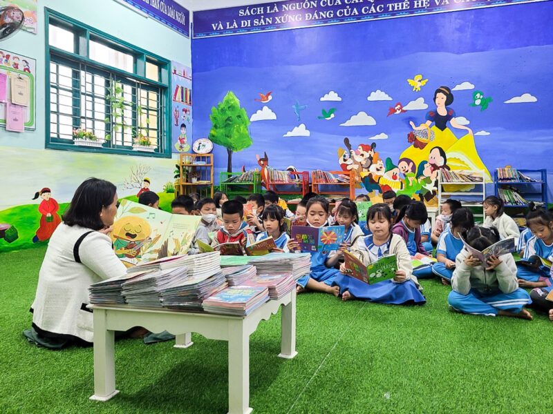 <strong>Công đoàn cơ sở Trung tâm Giống Đà điểu Khatoco Quảng Nam tặng tủ sách cho thư viện Trường Tiểu học Nguyễn Viết Xuân</strong>