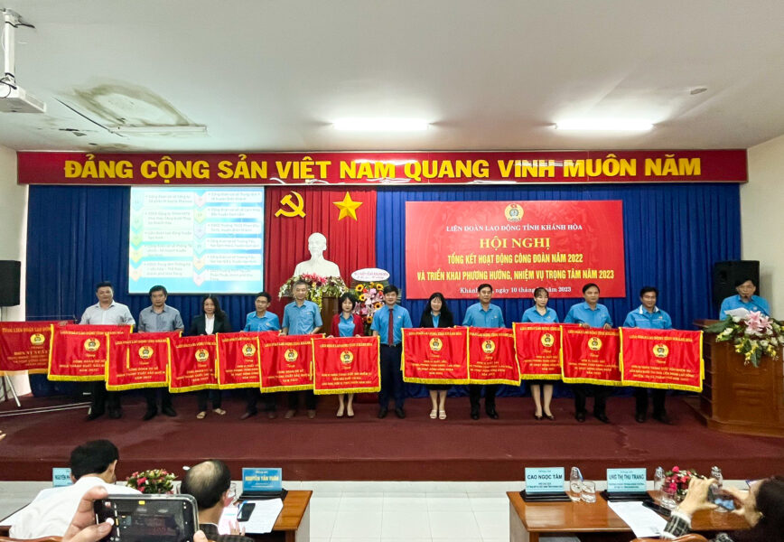 <strong>Công đoàn Tổng công ty Khánh Việt nhận cờ đơn xuất sắc của Tổng Liên đoàn Lao động Việt Nam</strong>