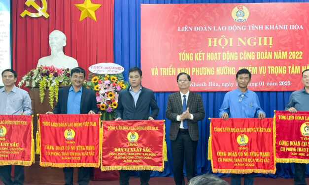 <strong>Công đoàn Tổng công ty Khánh Việt nhận cờ đơn xuất sắc của Tổng Liên đoàn Lao động Việt Nam</strong>