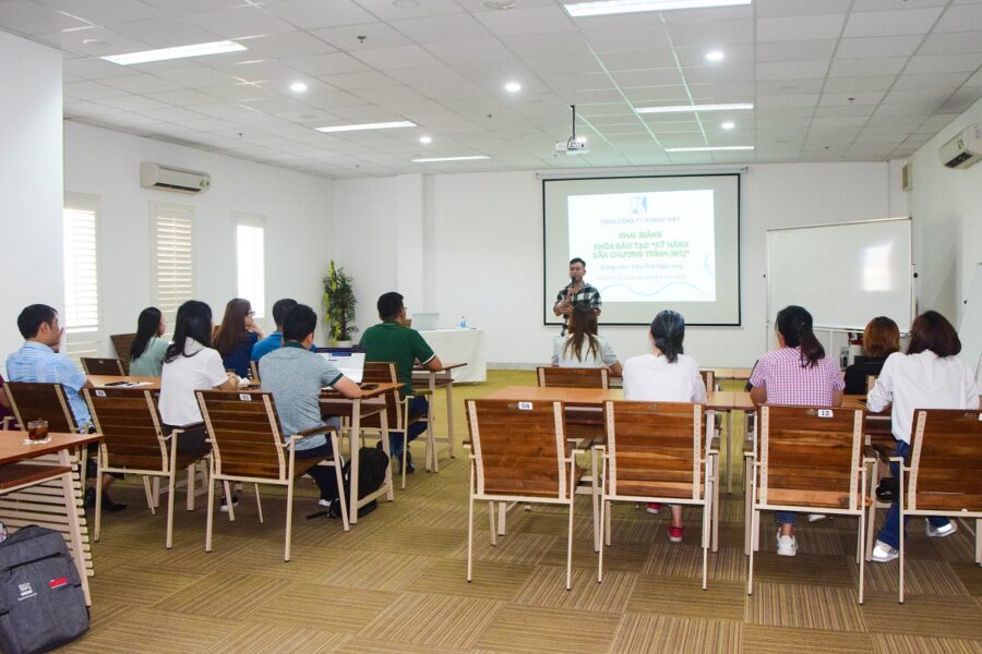Tổng công ty Khánh Việt khai giảng Khóa đào tạo “Kỹ năng dẫn chương trình (MC)”