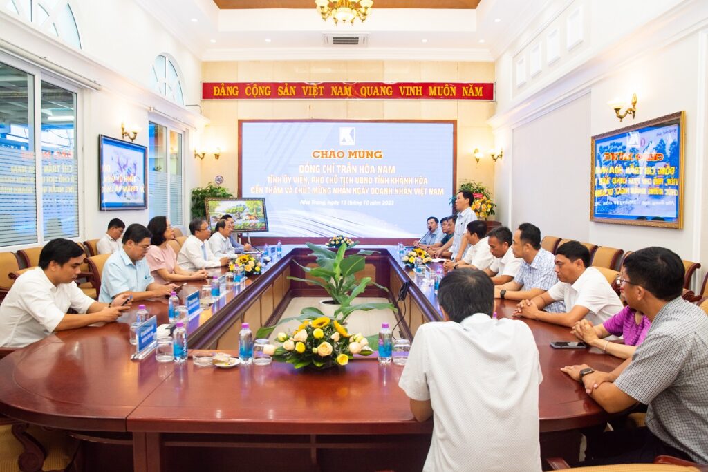 Lãnh đạo tỉnh thăm, chúc mừng Tổng công ty Khánh Việt nhân ngày Doanh nhân Việt Nam