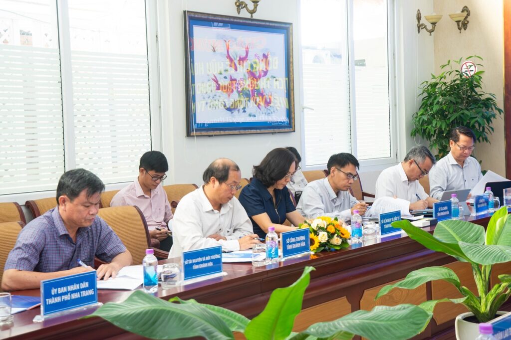 Phó Chủ tịch Thường trực UBND tỉnh Lê Hữu Hoàng và đoàn công tác làm việc tại Tổng công ty Khánh Việt