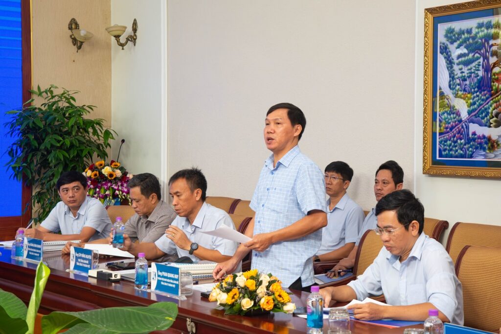 Phó Chủ tịch Thường trực UBND tỉnh Lê Hữu Hoàng và đoàn công tác làm việc tại Tổng công ty Khánh Việt