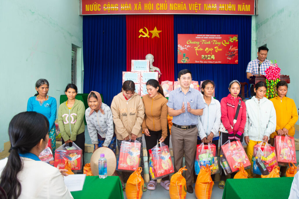 Tặng quà Tết cho gia đình có hoàn cảnh khó khăn huyện Khánh Vĩnh