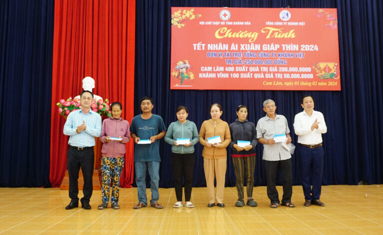 Khatoco trao tặng 500 suất quà Tết cho các gia đình có hoàn cảnh khó khăn tại huyện Cam Lâm và Khánh Vĩnh