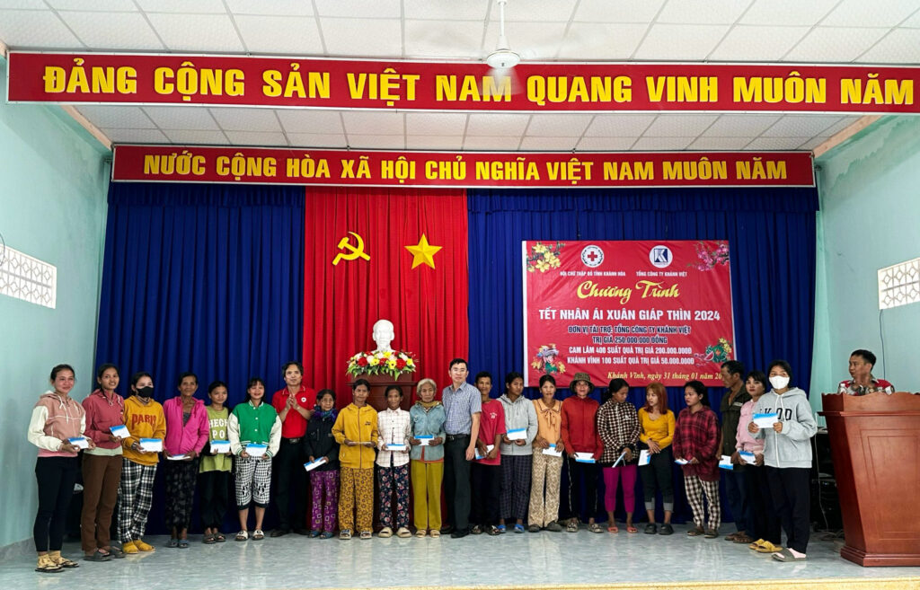 Khatoco trao tặng 500 suất quà Tết cho các gia đình có hoàn cảnh khó khăn tại huyện Cam Lâm và Khánh Vĩnh