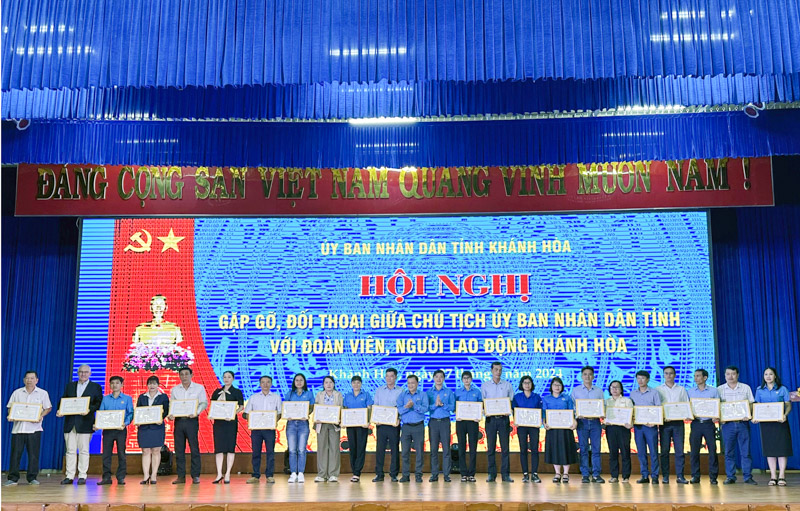 Hội nghị gặp gỡ, đối thoại giữa Chủ tịch Ủy ban nhân dân tỉnh với đoàn viên, người lao động tỉnh Khánh Hòa