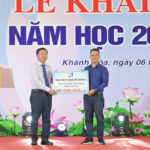 Khatoco trao tặng học bổng "Chắp cánh ước mơ" cho sinh viên Đại học Nha Trang dịp khai giảng