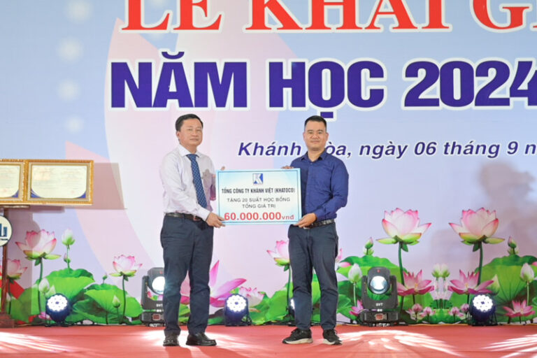 Khatoco trao tặng học bổng "Chắp cánh ước mơ" cho sinh viên Đại học Nha Trang dịp khai giảng