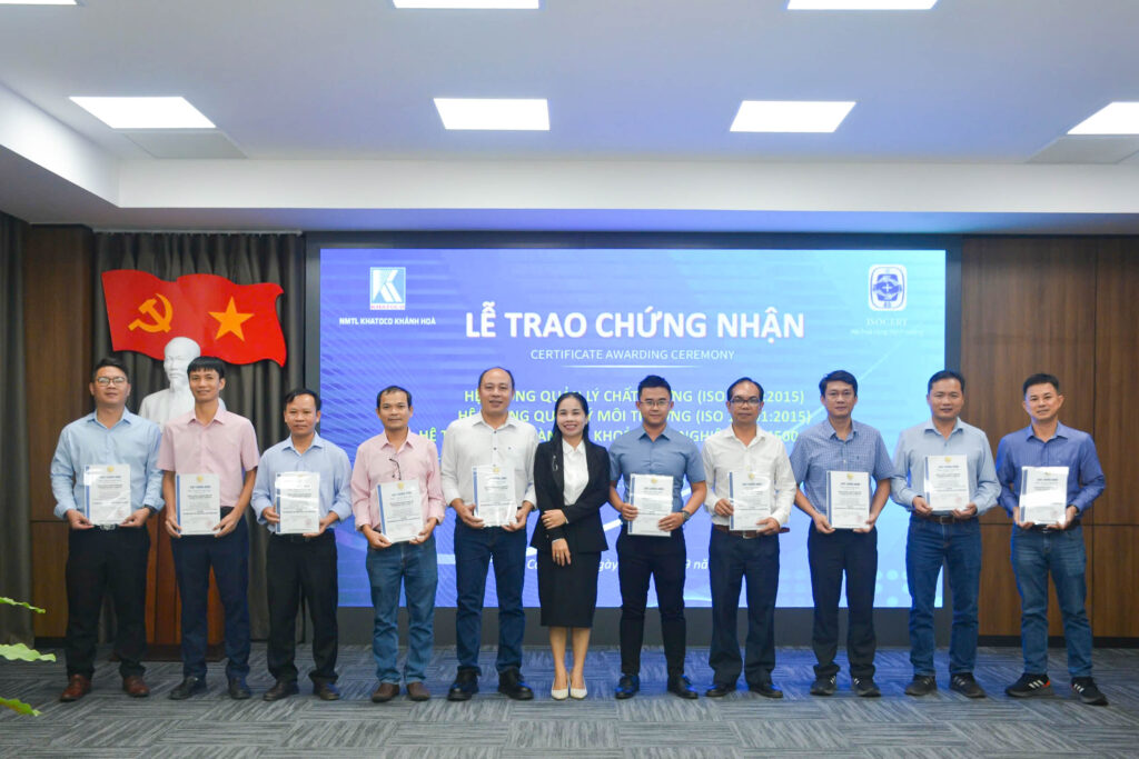 Lễ trao chứng nhận ISO tại Nhà máy Thuốc lá Khatoco Khánh Hòa